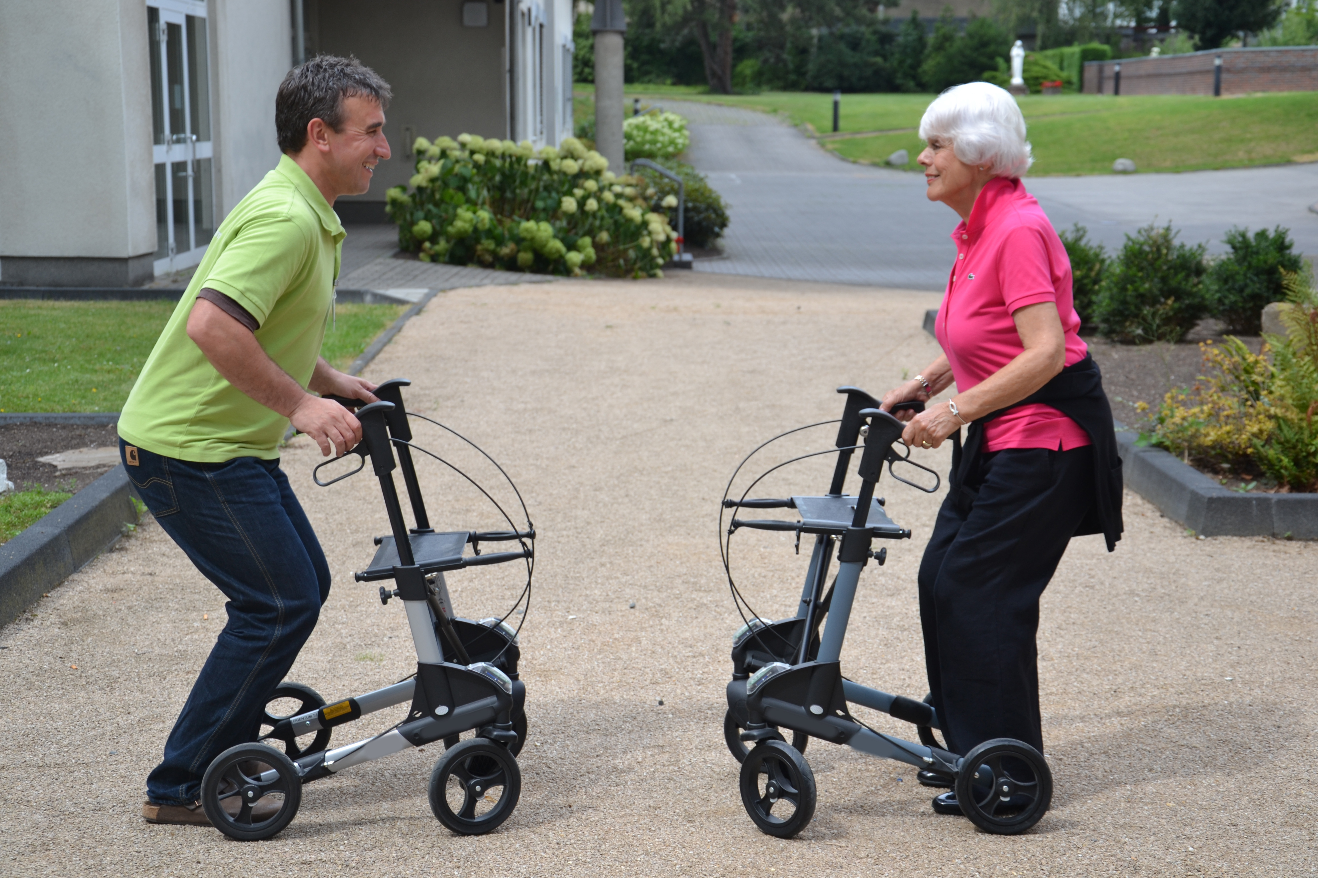 Rollatortraining im Therapie- und Gesundheitszentrum des St. Hildegardis Krankenhaus