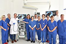 Das Team des Endoskopiezentrums mit neuen Geräten