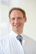 Dr. Loeff Chefarzt der Gastroenterologie, Diabetologie und Allgemeine Innere Medizin im St. Hildegardis Krankenhaus wurde im Guten Rat ausgezeichnet.