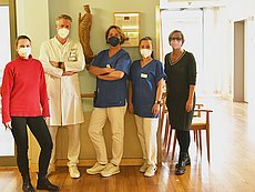 Das Team der neuen Station Barbara im St. Hildegardis Krankenhaus mit einer Statue der Patronin der Station