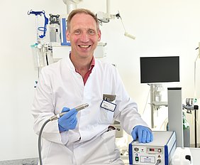 Chefarzt Dr. Peter Loeff zeigt das Kalt-Plasma-Gerät zur Behandlung von Wunden