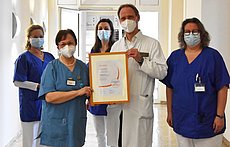 Das Team des Diabeteszentrums am St. Hildegardis Krankenhaus präsentiert das Zertifikat "Klinik für Diabetespatienten geeignet DDG"