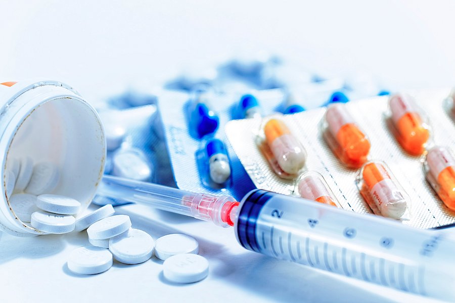 Medikamente Tabletten und Spritze