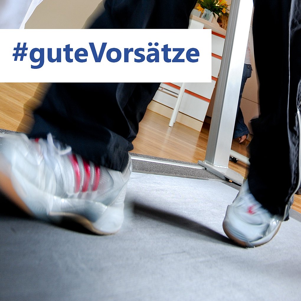 Frau läuft auf Laufband