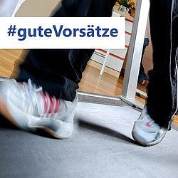 Frau läuft auf Laufband