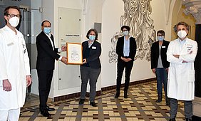 Die Betriebsleitung des St. Hildegardis Krankenhauses präsentiert das ISO-Zertifikat