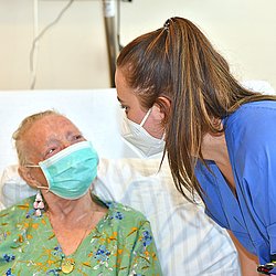 Pflegefachkraft mit Patientin